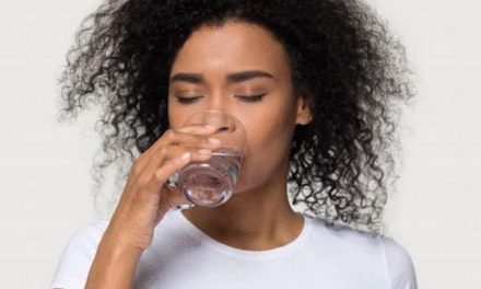 Boire de l’eau chaude à jeun pour perdre du poids : bonne ou mauvaise idée?