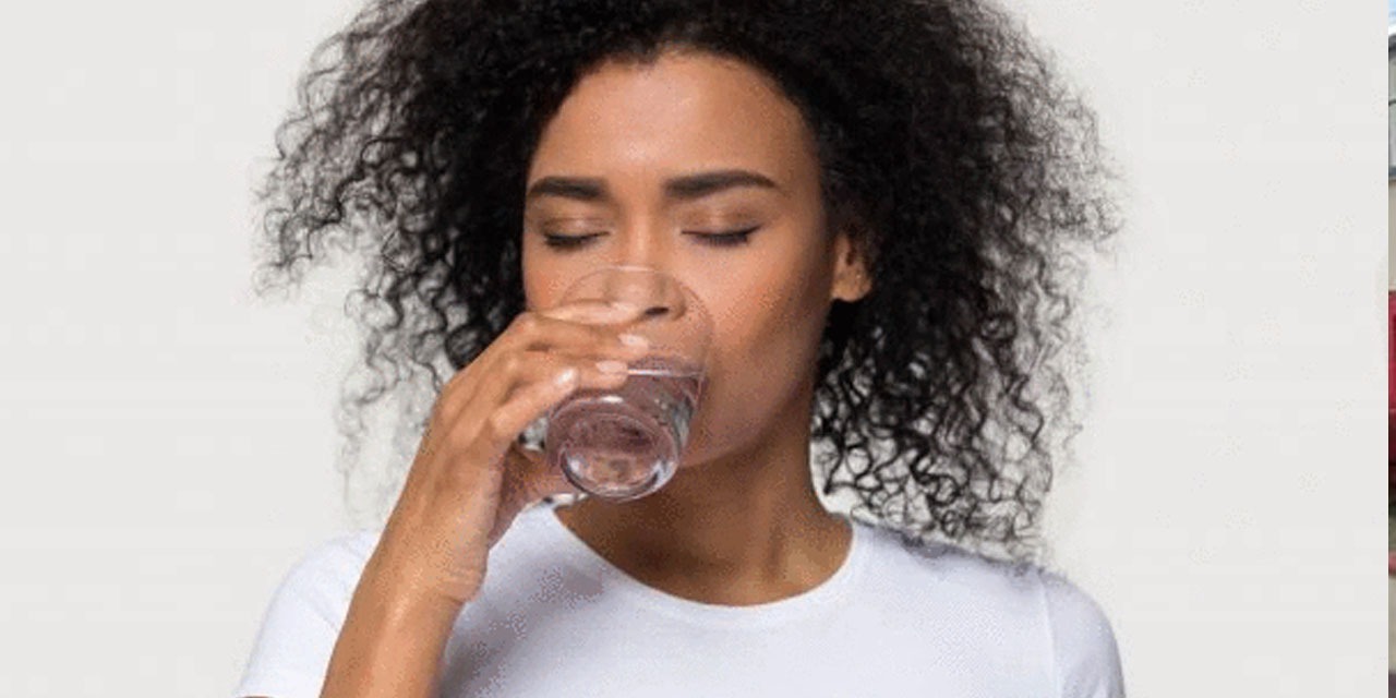 Boire de l’eau chaude à jeun pour perdre du poids : bonne ou mauvaise idée?
