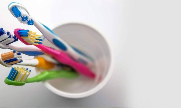 Pourquoi les brosses à dents ont-elles des poils de différentes couleurs ?