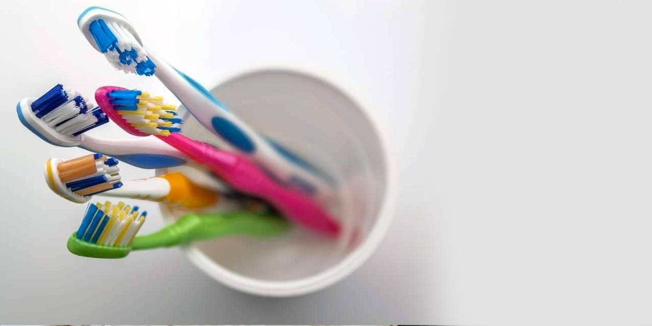 Pourquoi les brosses à dents ont-elles des poils de différentes couleurs ?