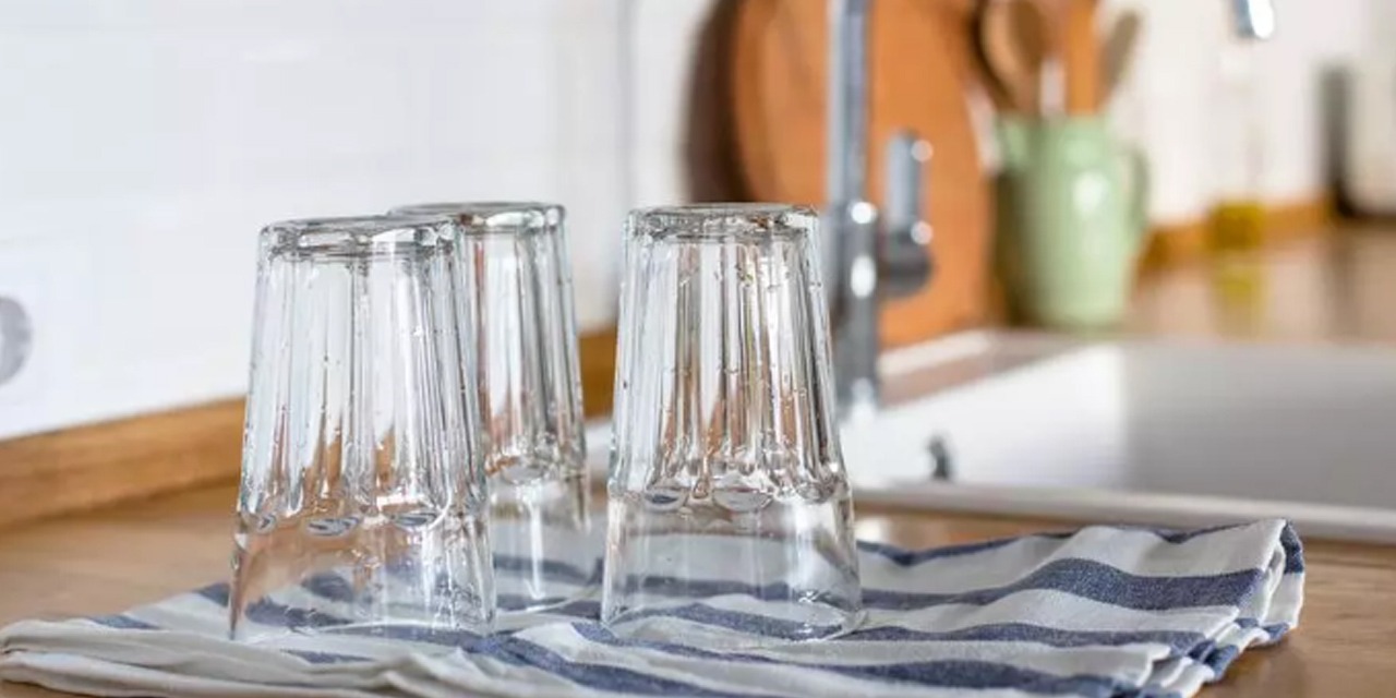 Comment redonner de l’éclat à des verres abîmés par le lave-vaisselle ?