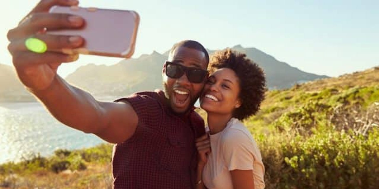 Vie de couple – Cinq bonnes raisons de  garder votre relation loin des réseaux sociaux….
